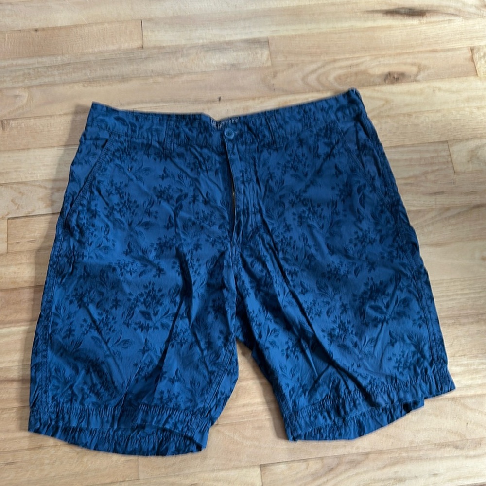 Men’s blue faded floral print shorts. Slim fit.